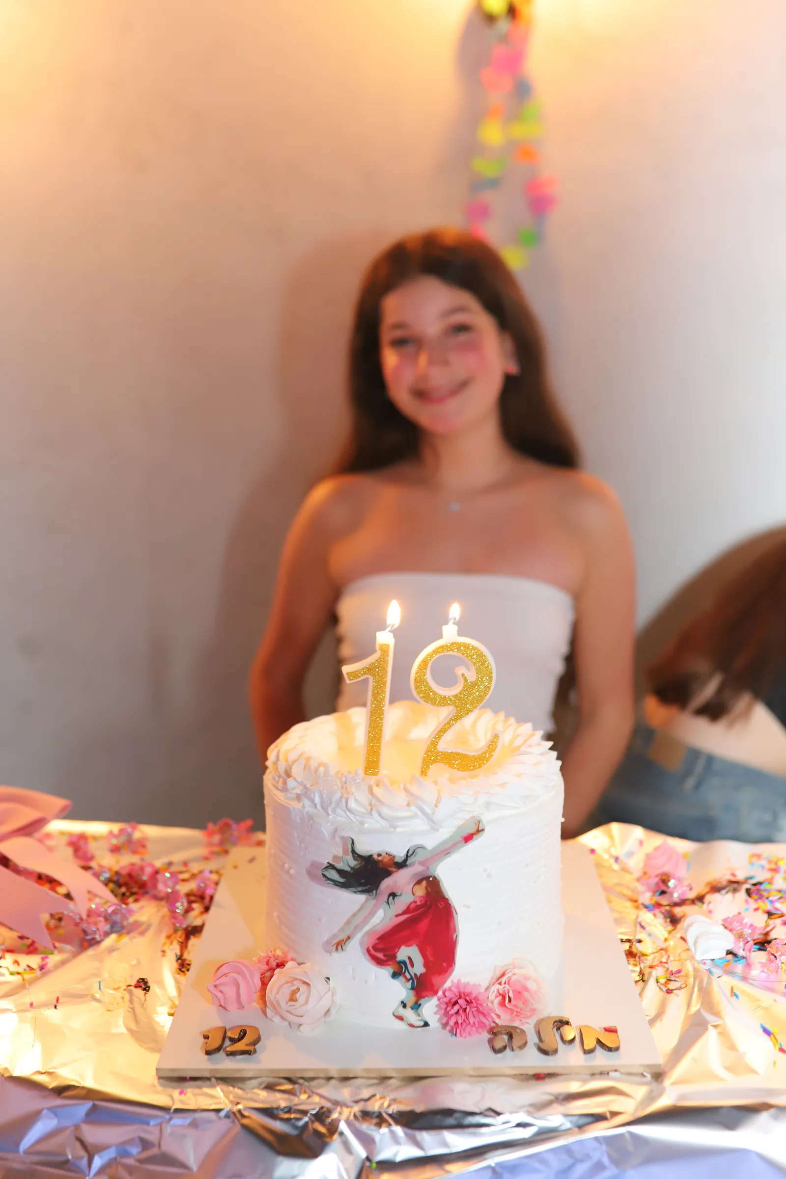 חוגגת בת מצווה עם עוגה חגיגית ונרות 12